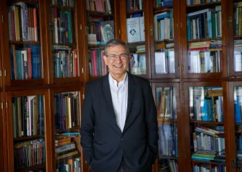 Orhan Pamuk Kimdir? Eserleri, Ödülleri ve Edebi Yolculuğu