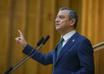 Özgür Özel Kimdir? Eczacılıktan CHP Genel Başkanlığına Siyasi Kariyeri